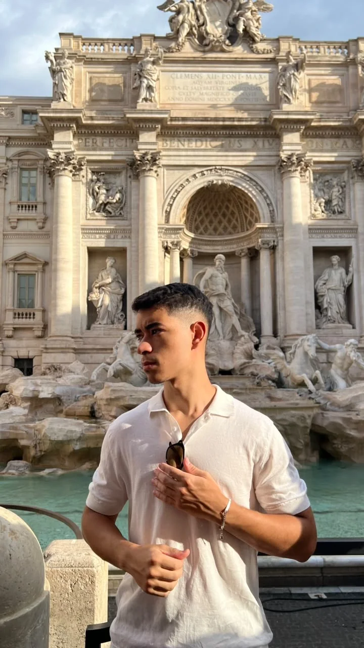 Renato em frente à Fontana di Trevi, em Roma.